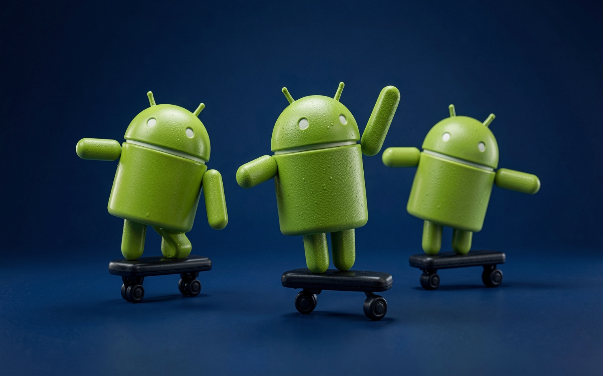 Фигурки Android на скейтбордах синий фон