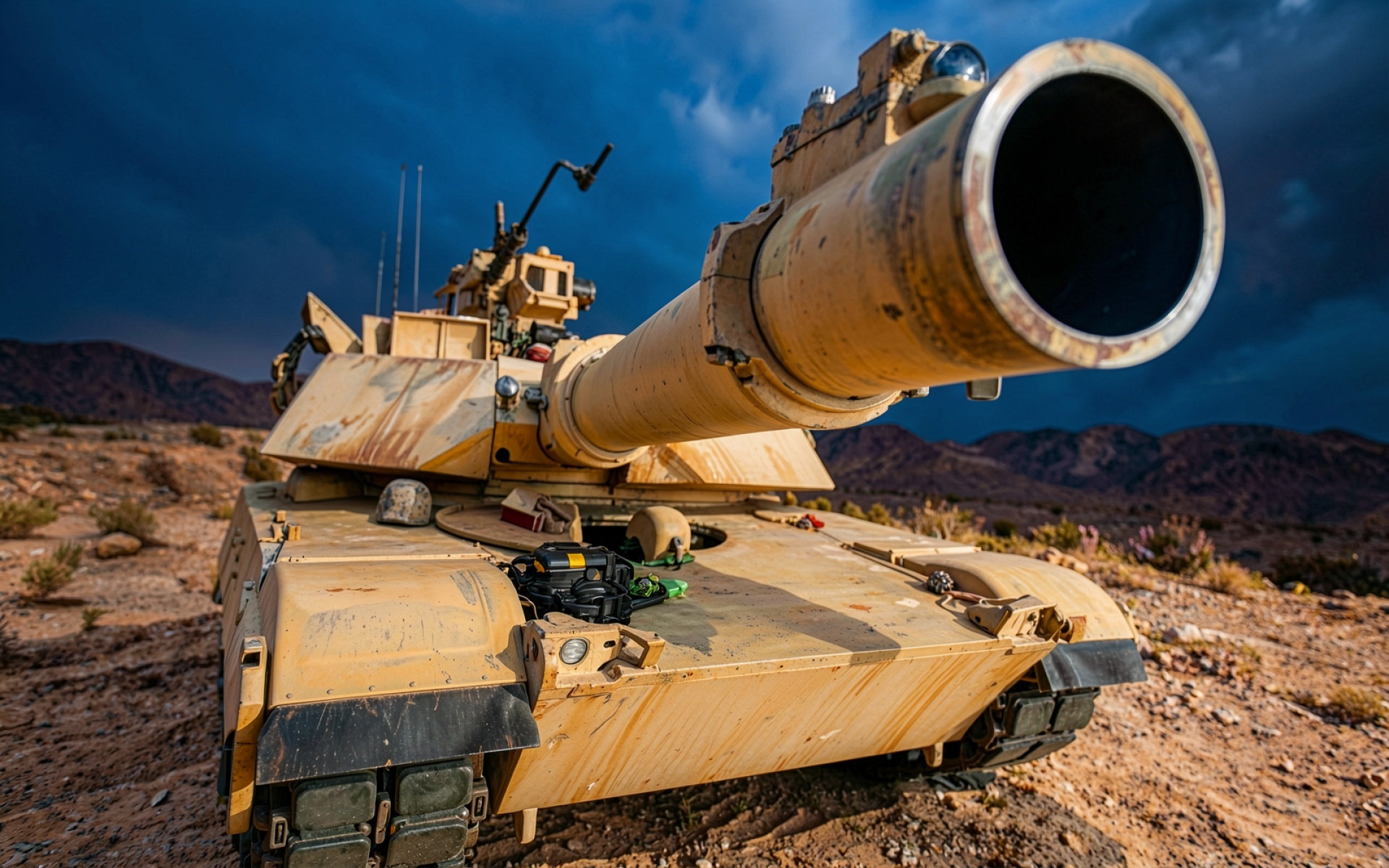 Танк Абрамс пустынный камуфляж грозовое небо
