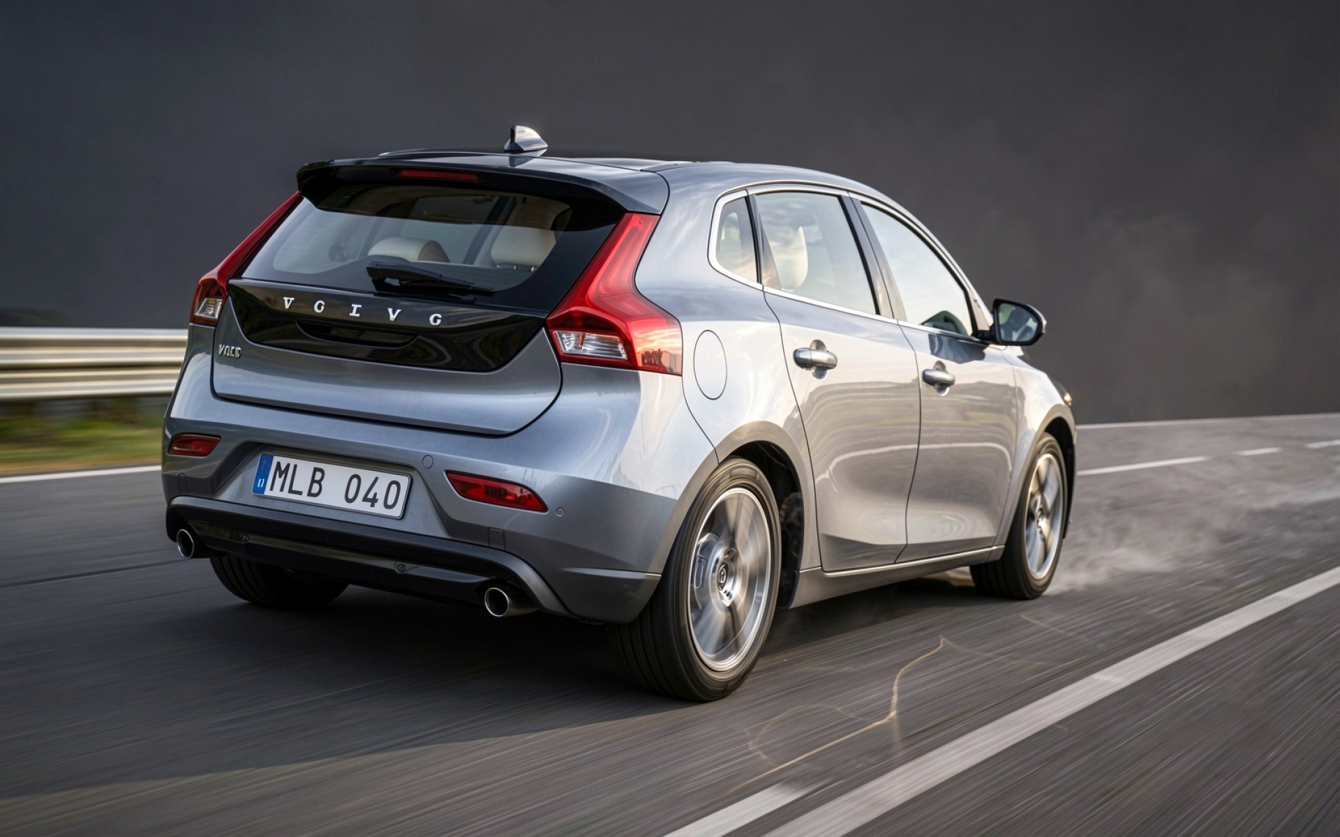 Volvo V40 серебристый хэтчбек динамичный кадр