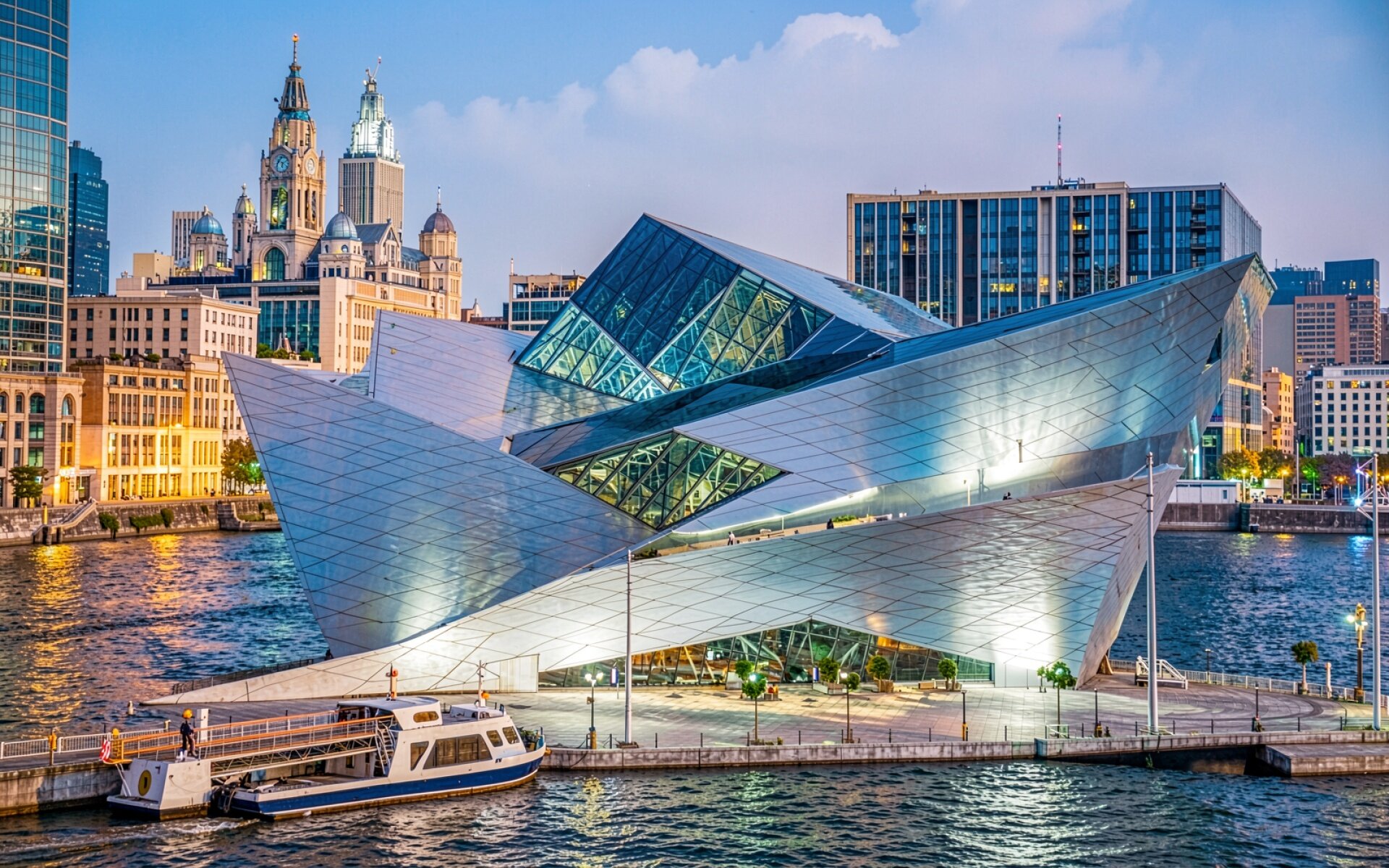 Музей Милкен в Чикаго вечерний вид