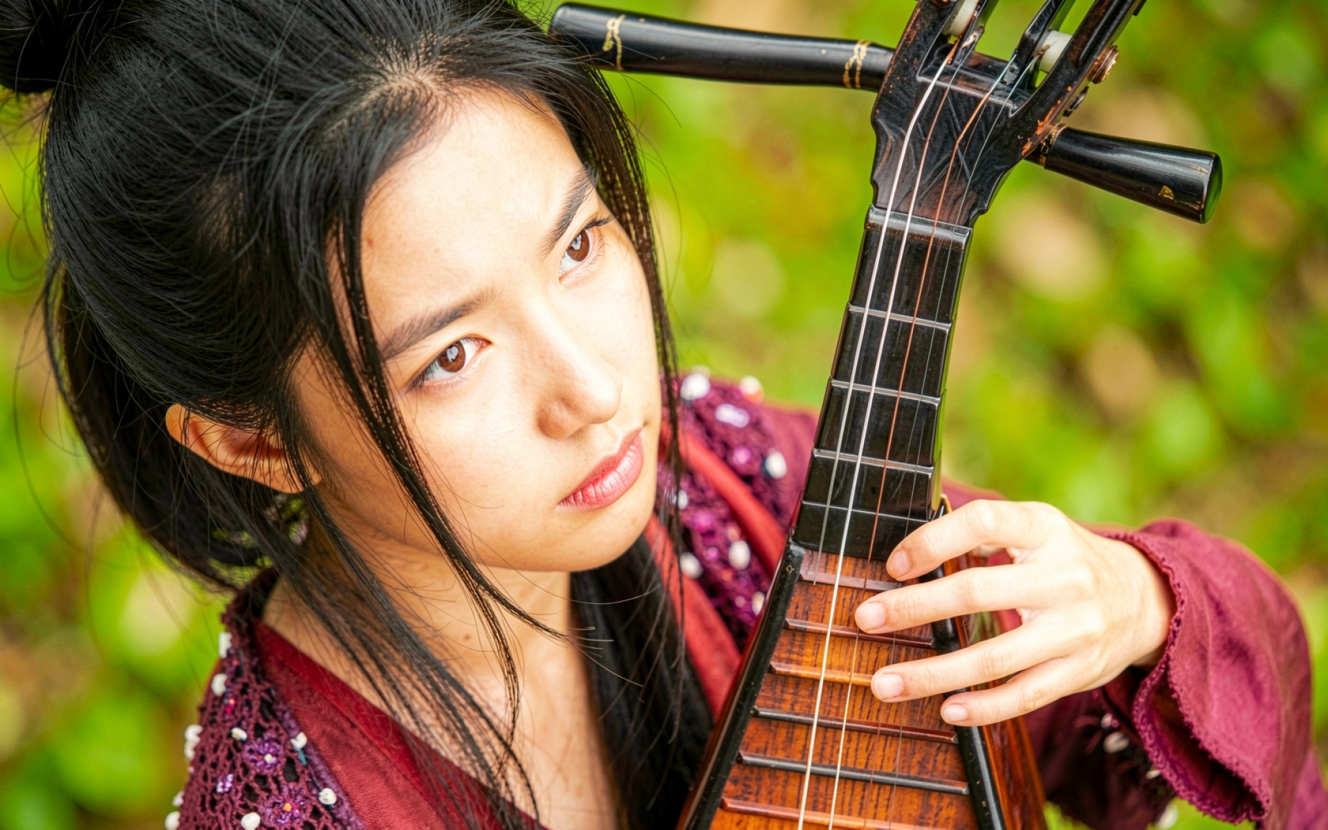 Китайская девушка с пипой бордовая палитра