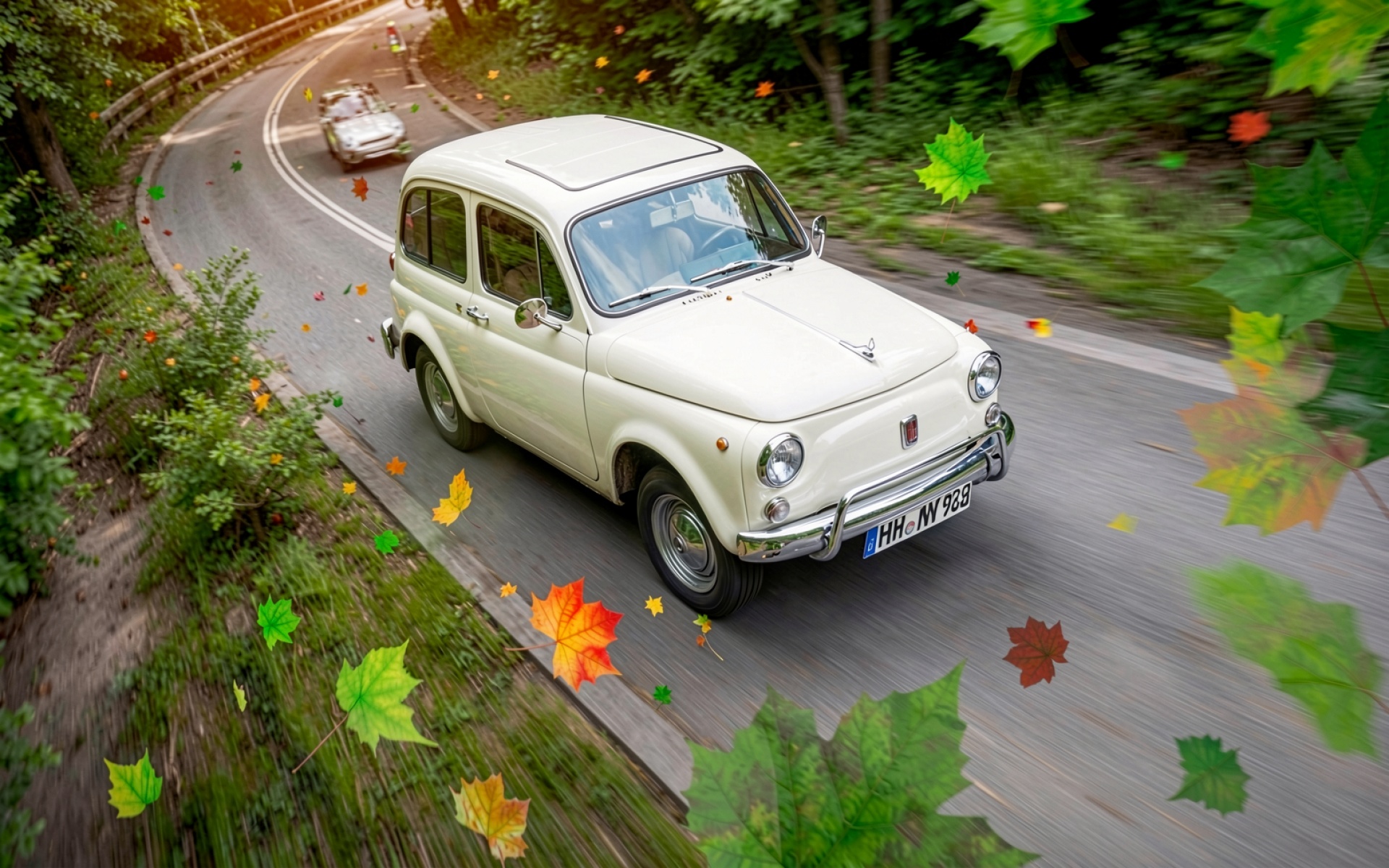 Белый ретро-автомобиль Fiat на осенней дороге