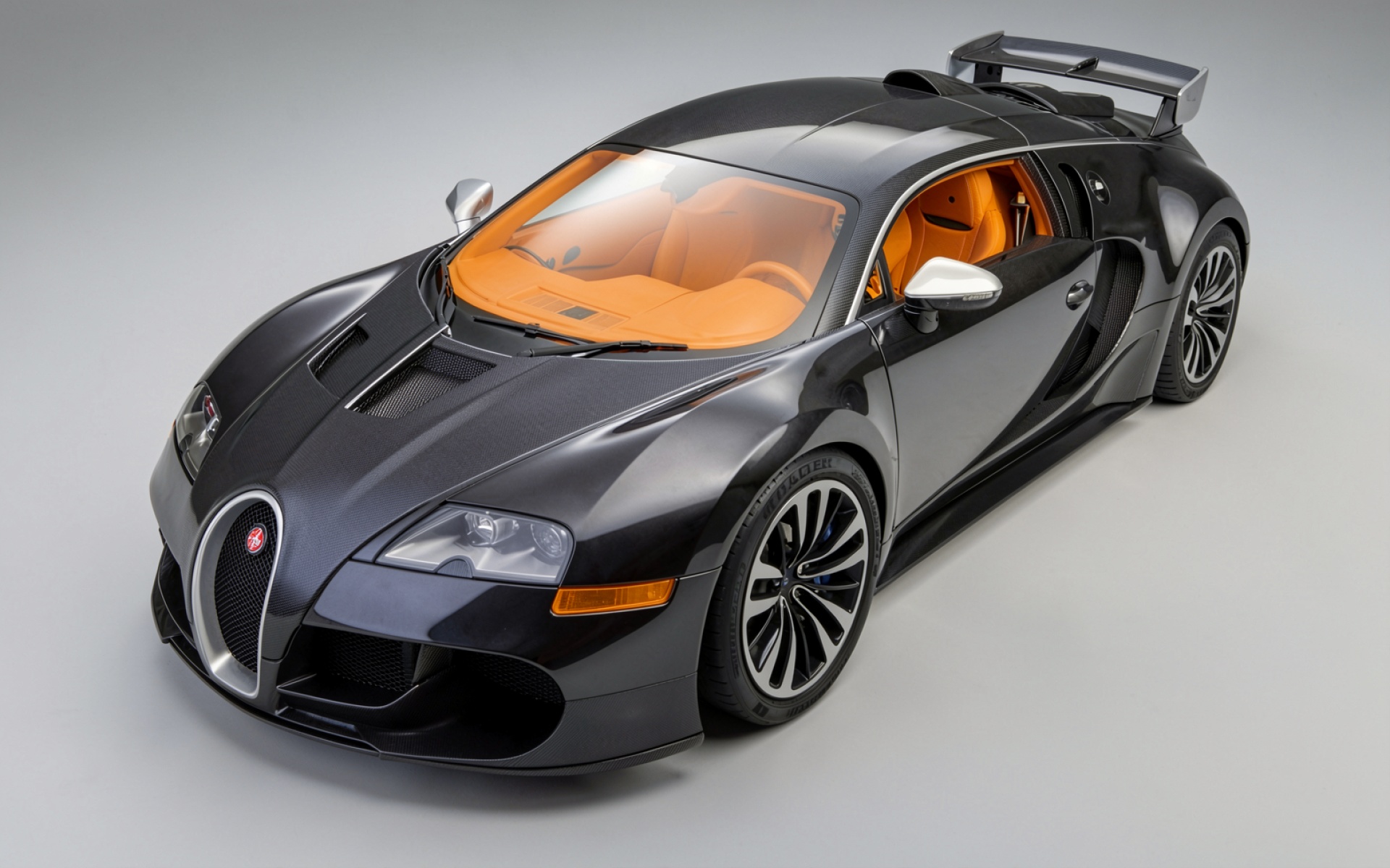 Bugatti Veyron карбон оранжевый салон серый фон