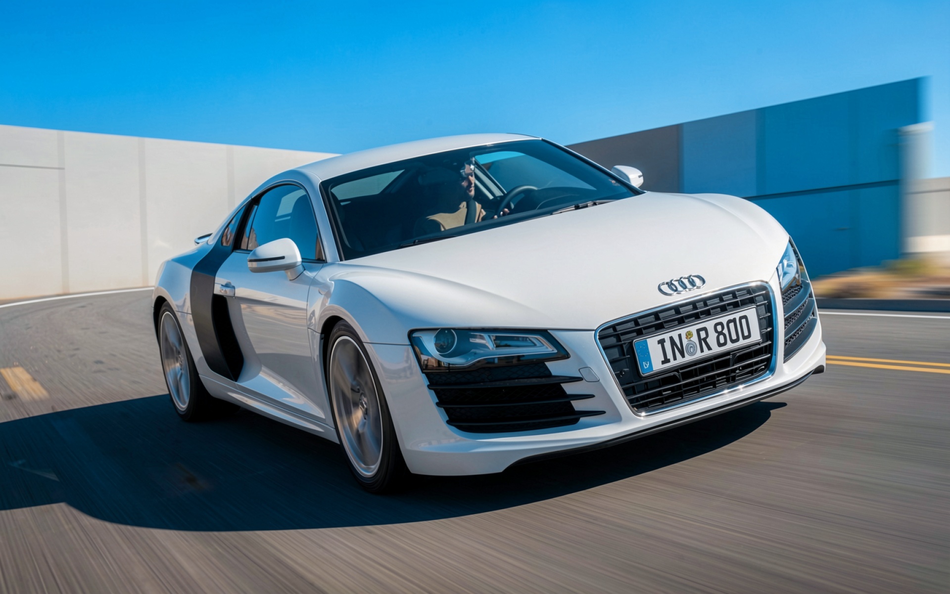 Белый Audi R8 динамичный стиль город