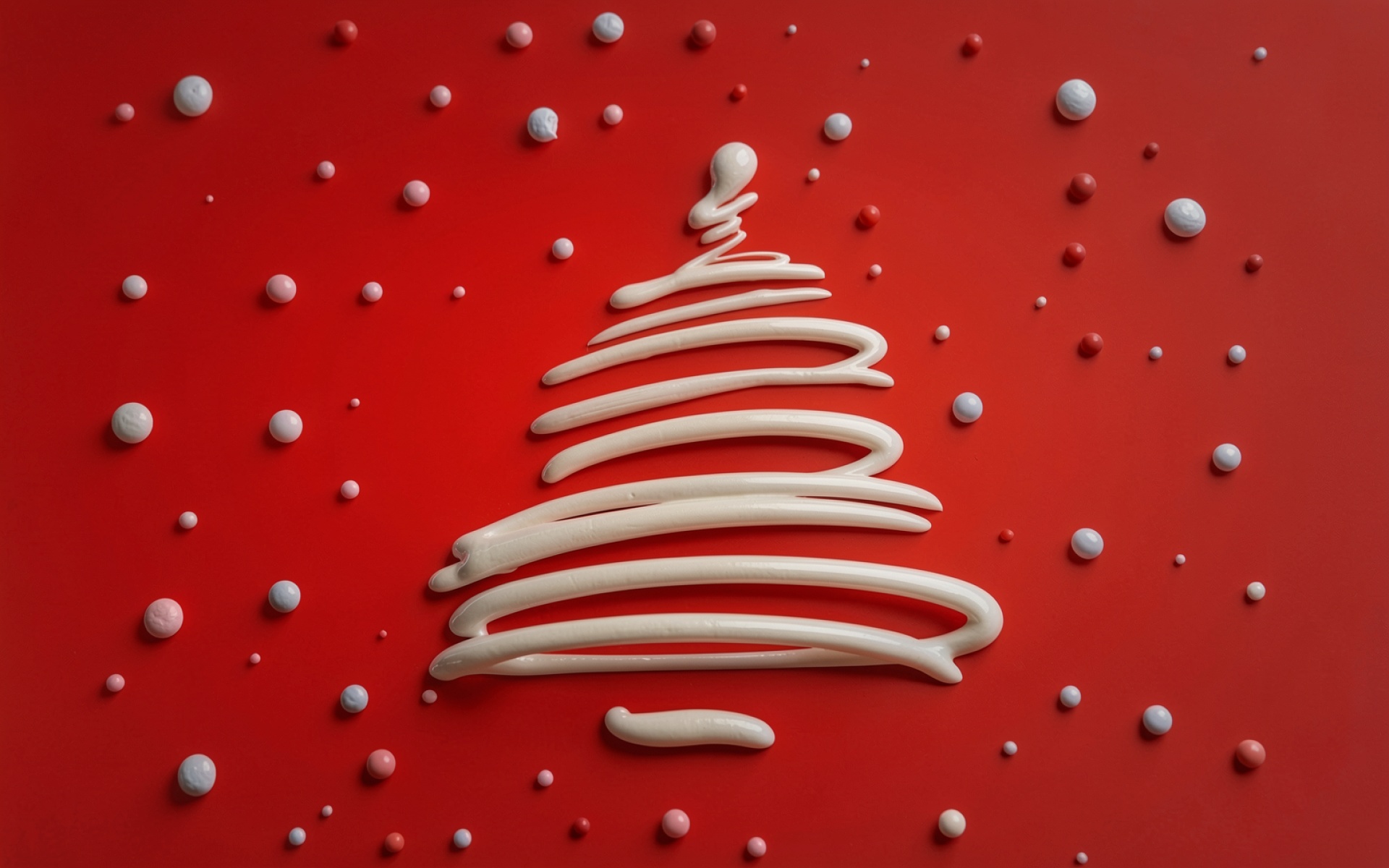 Белая елка из крема на красном фоне