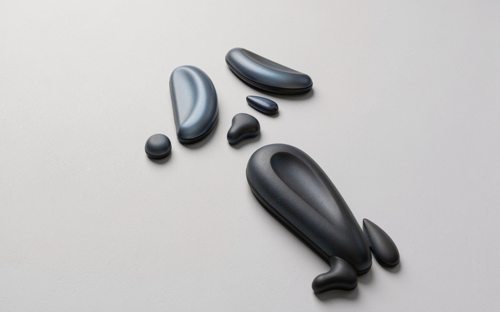 Абстрактные темные камни на светлом фоне