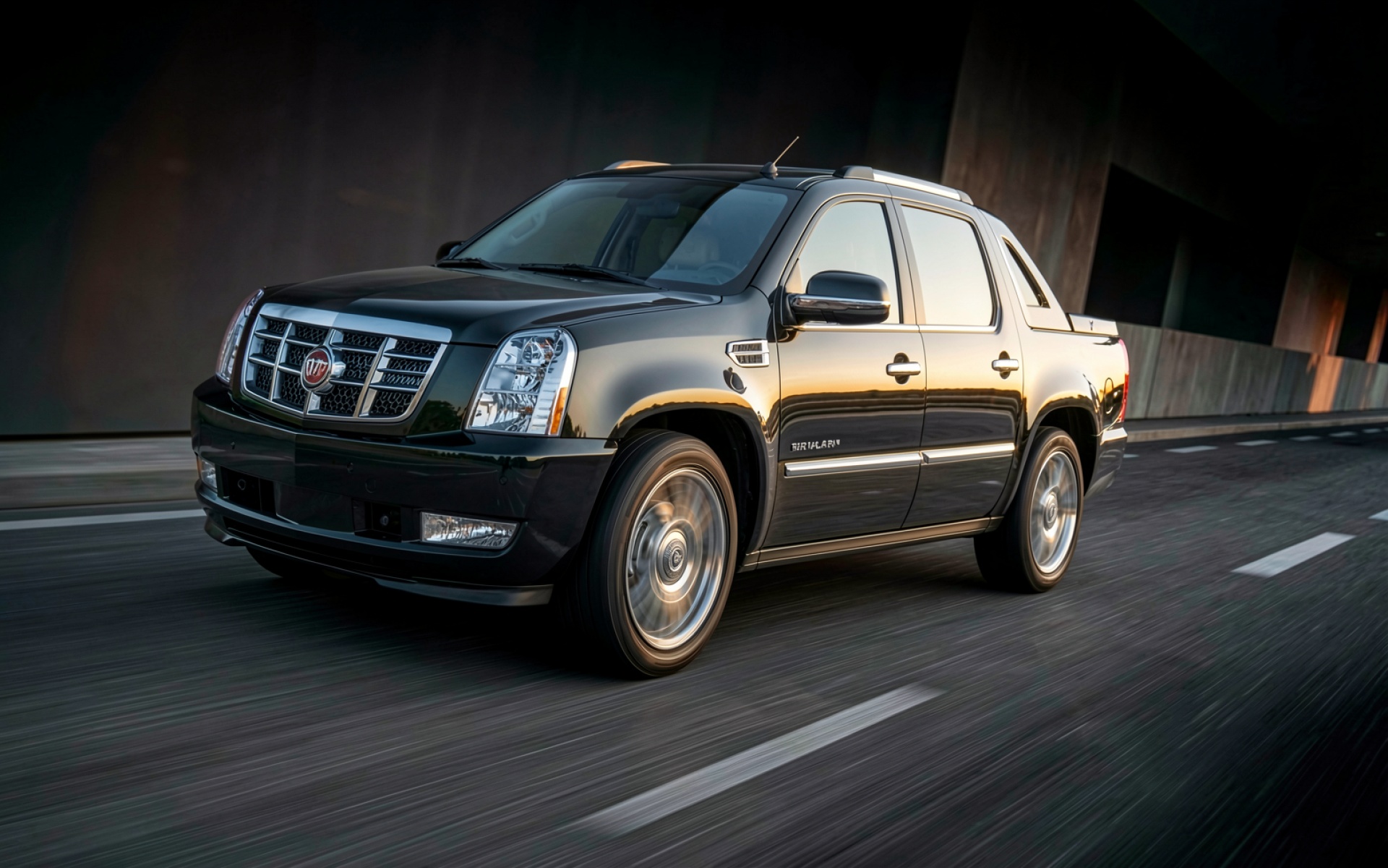 Черный пикап Cadillac в городском тоннеле
