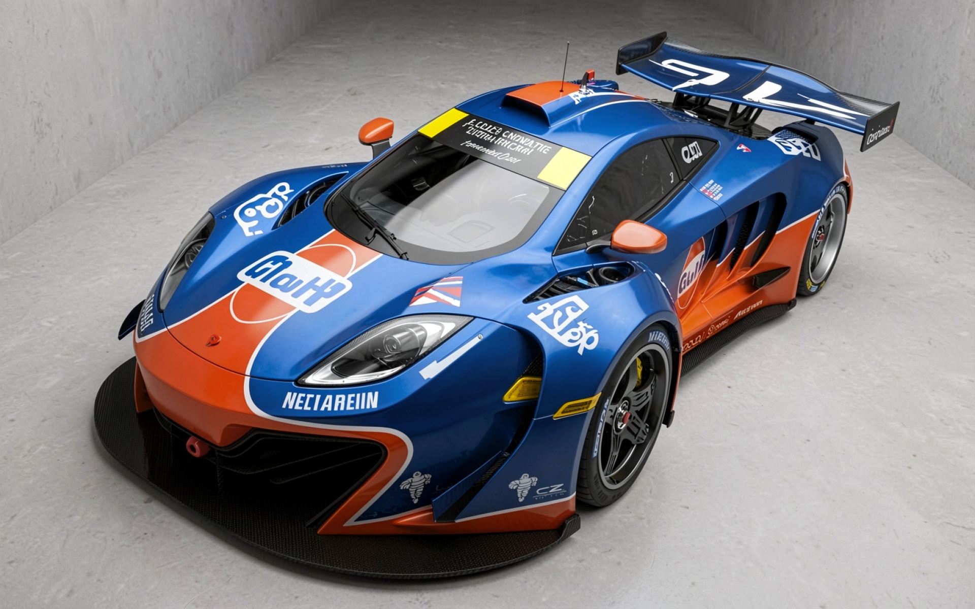 Гоночный McLaren синий с оранжевым в студии