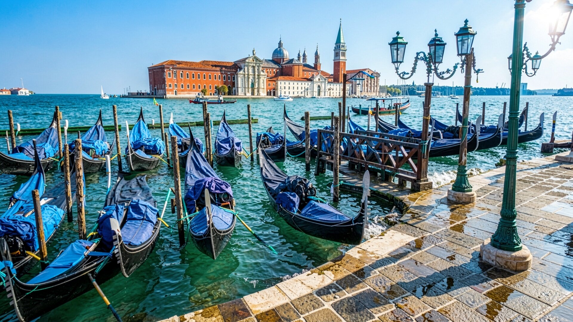 Гондолы в Венеции синий цвет солнечный день