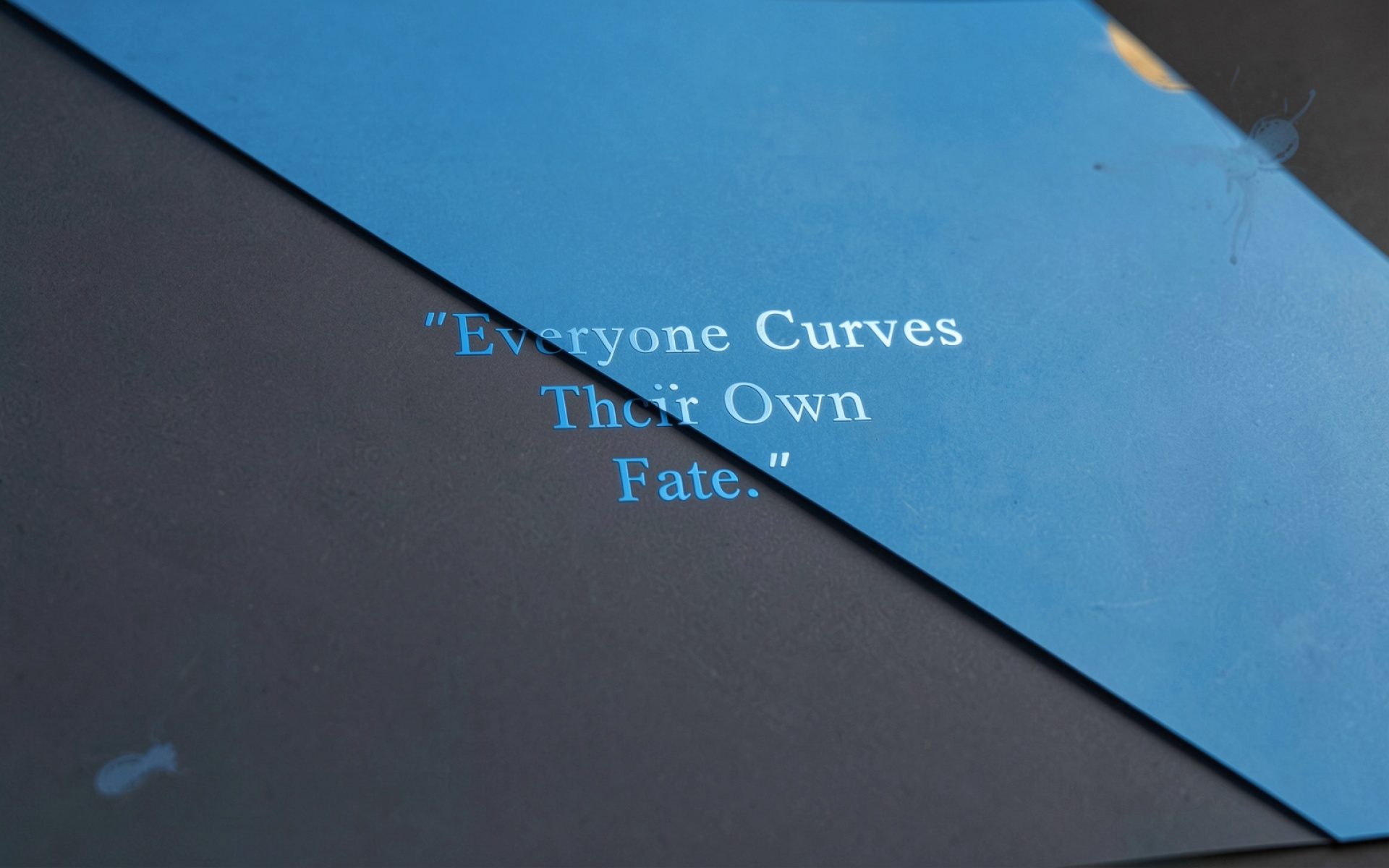 Цитата Everyone Curves Their Own Fate синий минимализм