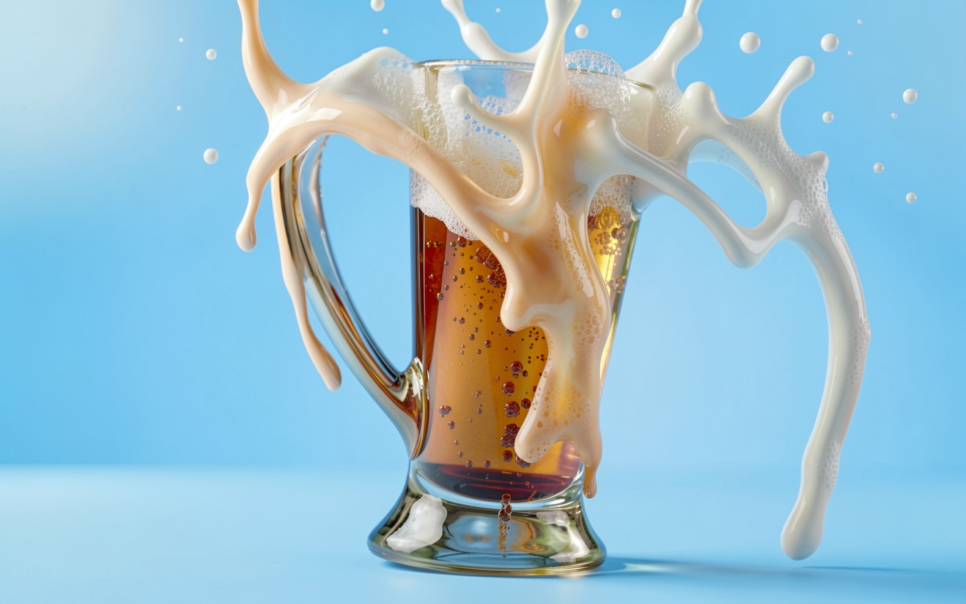 Бокал пива с белой пеной голубой фон