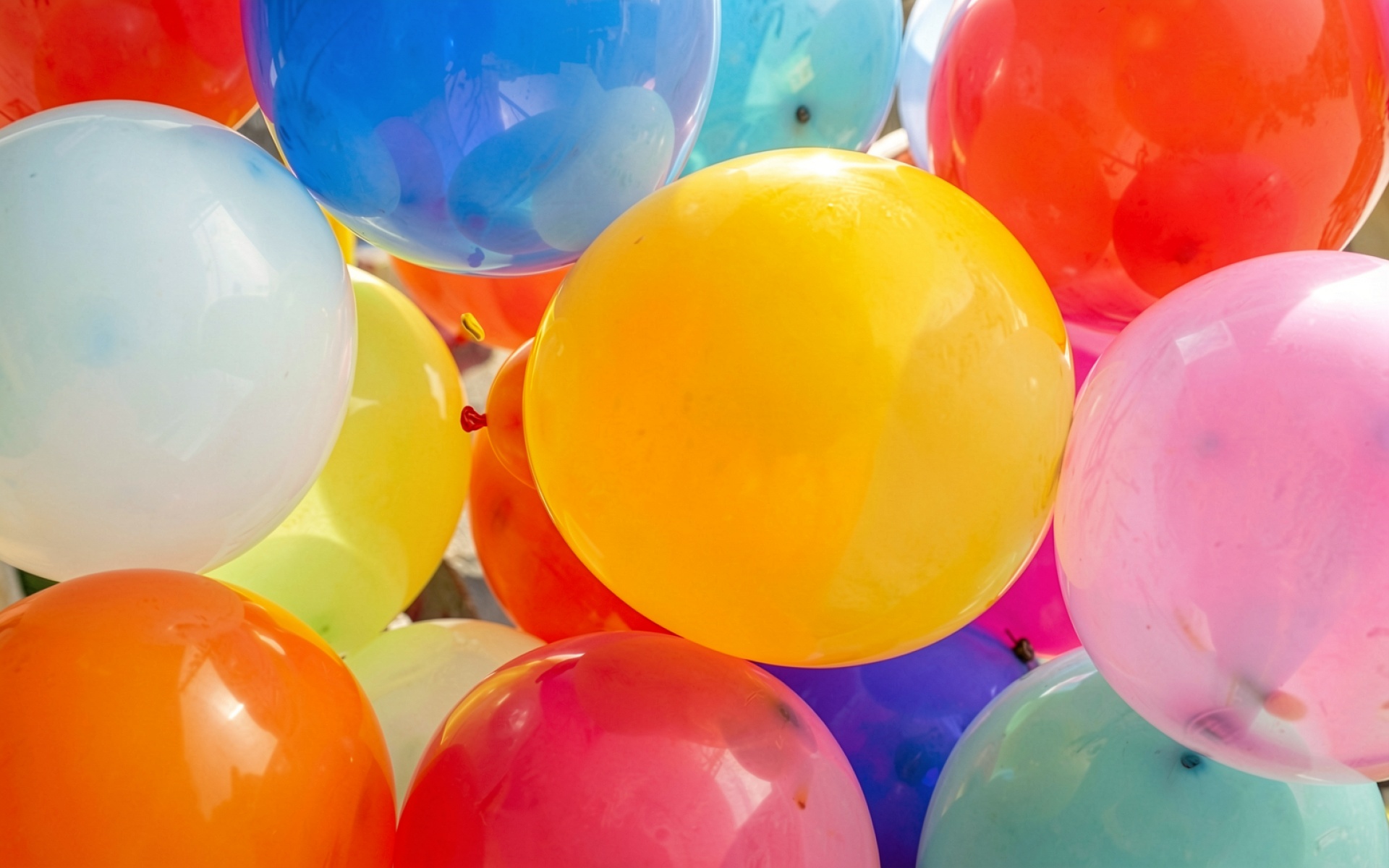 Разноцветные воздушные шары в солнечном свете