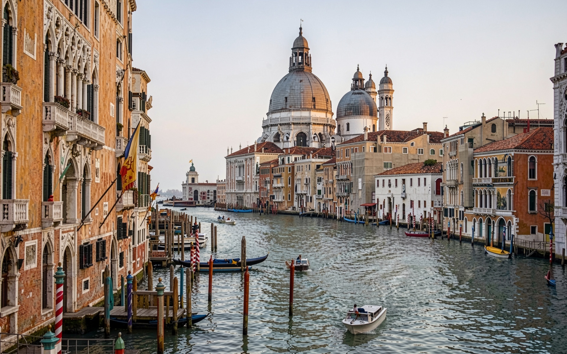 Гранд-канал Венеции с архитектурой эпохи Ренессанса