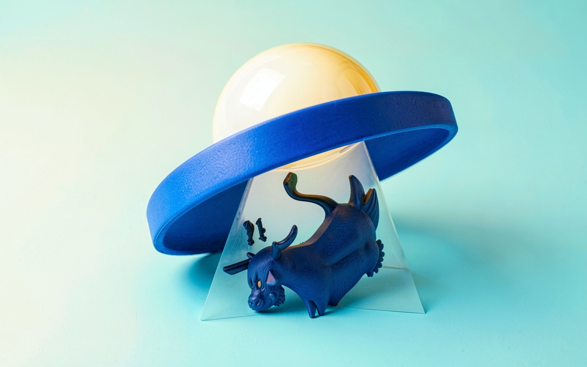 Синяя фигурка быка под желтой сферой