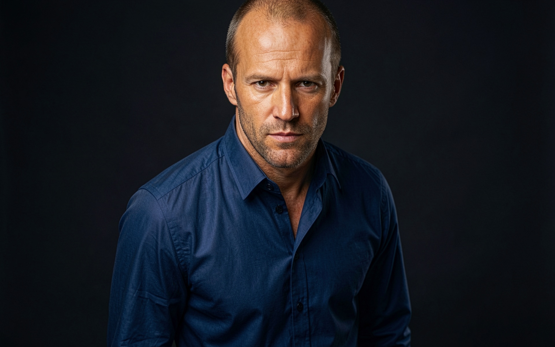 Джейсон Стэйтем в синей рубашке темный фон