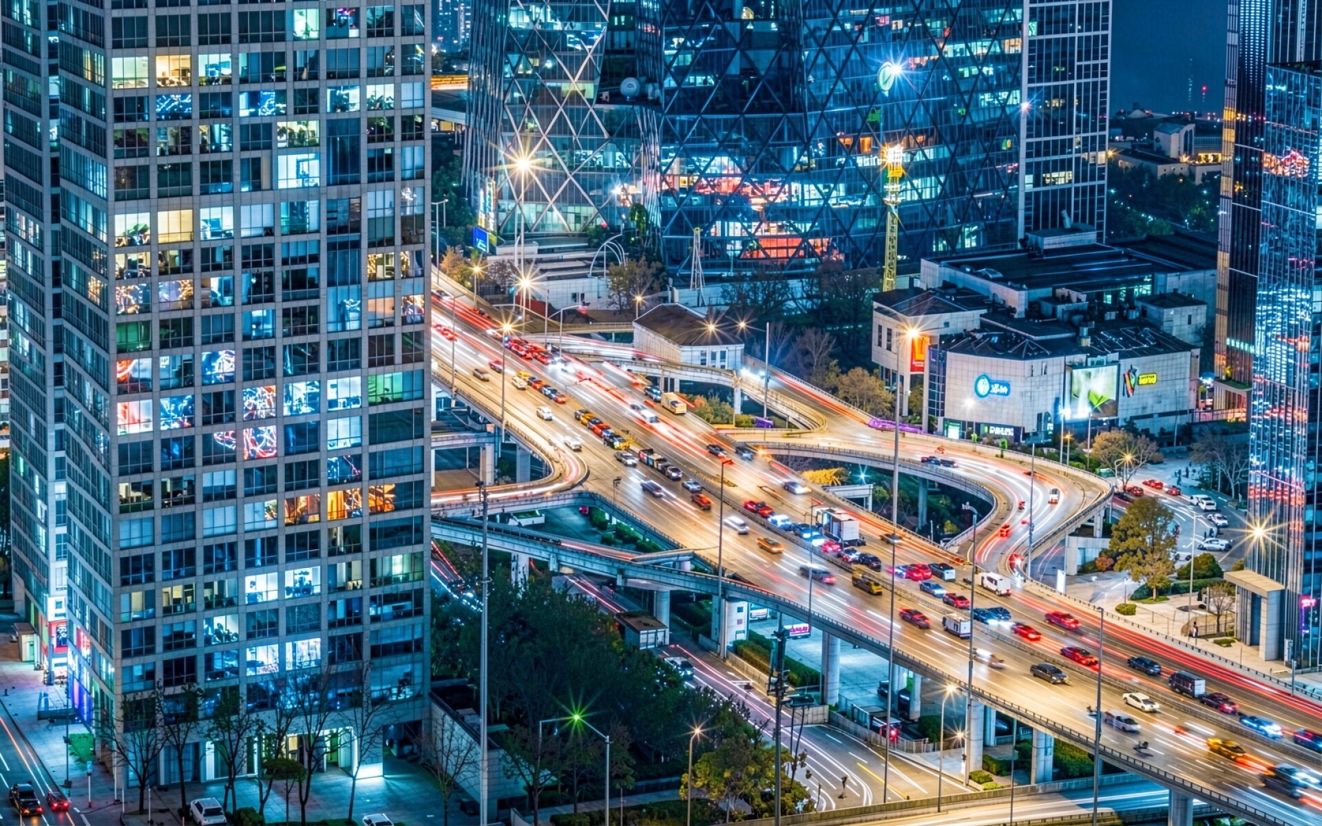 Ночной город с неоновыми огнями и развязкой