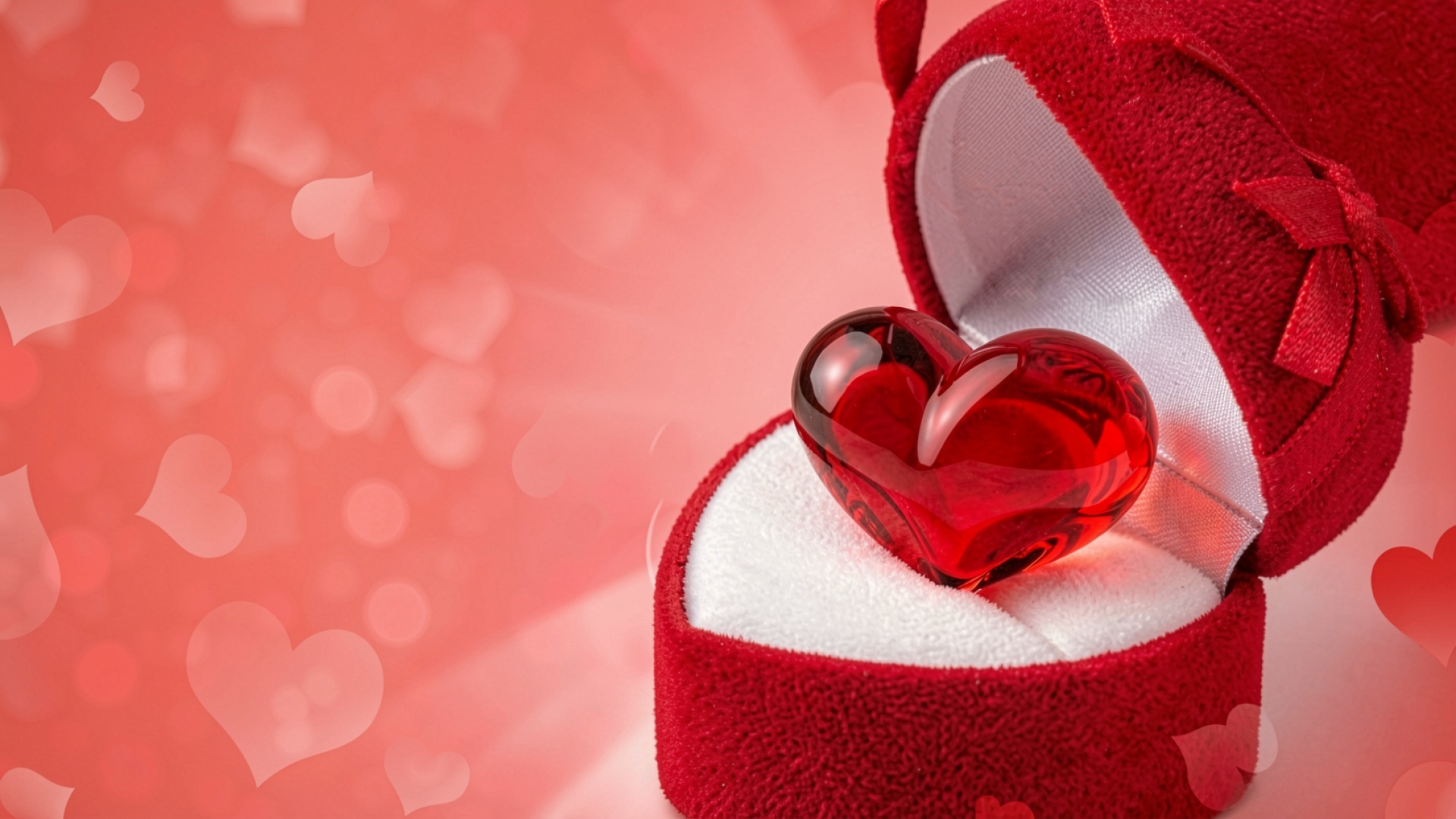 Красное стеклянное сердце в бархатной шкатулке