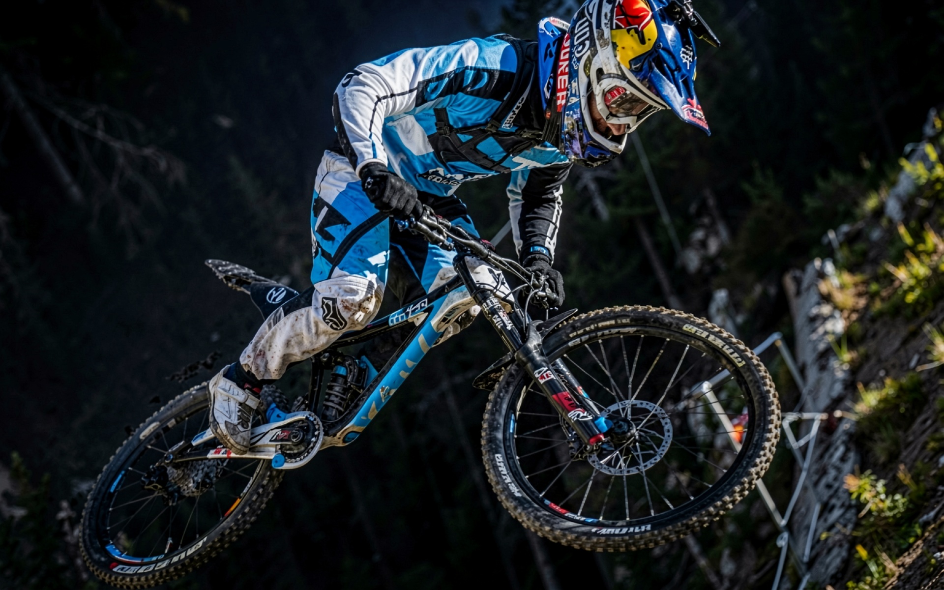 Горный велосипедист в синей форме на трассе