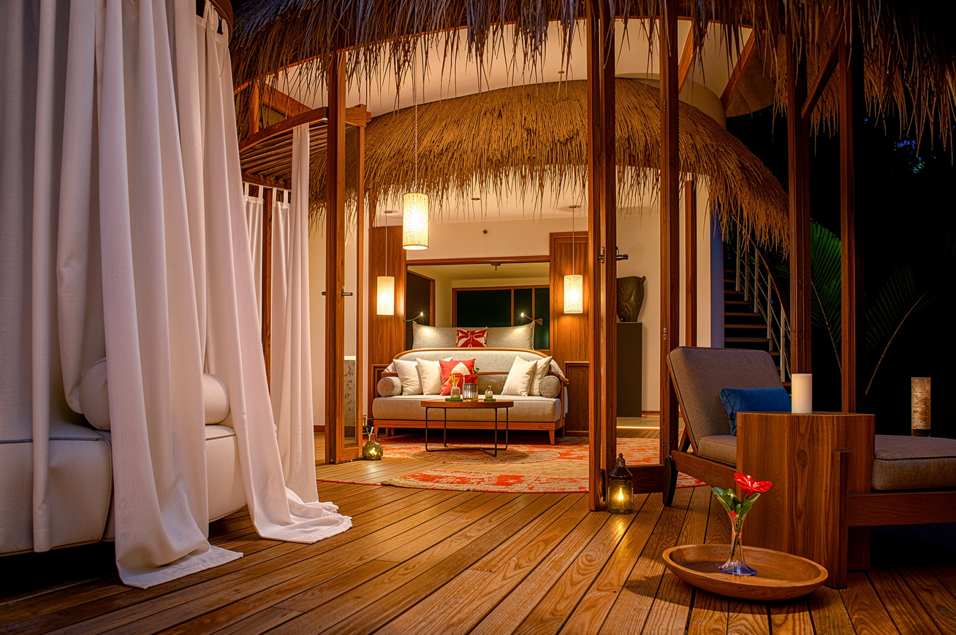 Интерьер тропической виллы с соломенной крышей