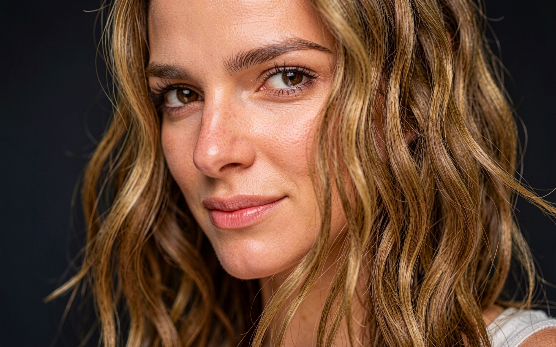 Портрет девушки с рыжими вьющимися волосами