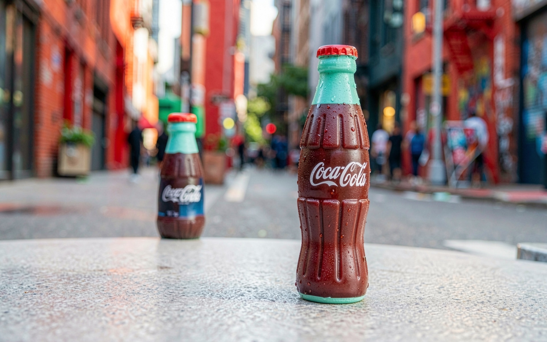 Стеклянные бутылки Coca-Cola в городском переулке