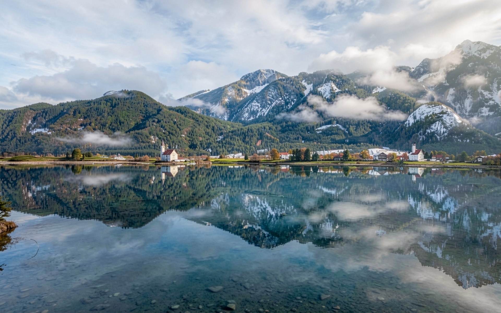 Церковь Святого Себастьяна у озера в Альпах