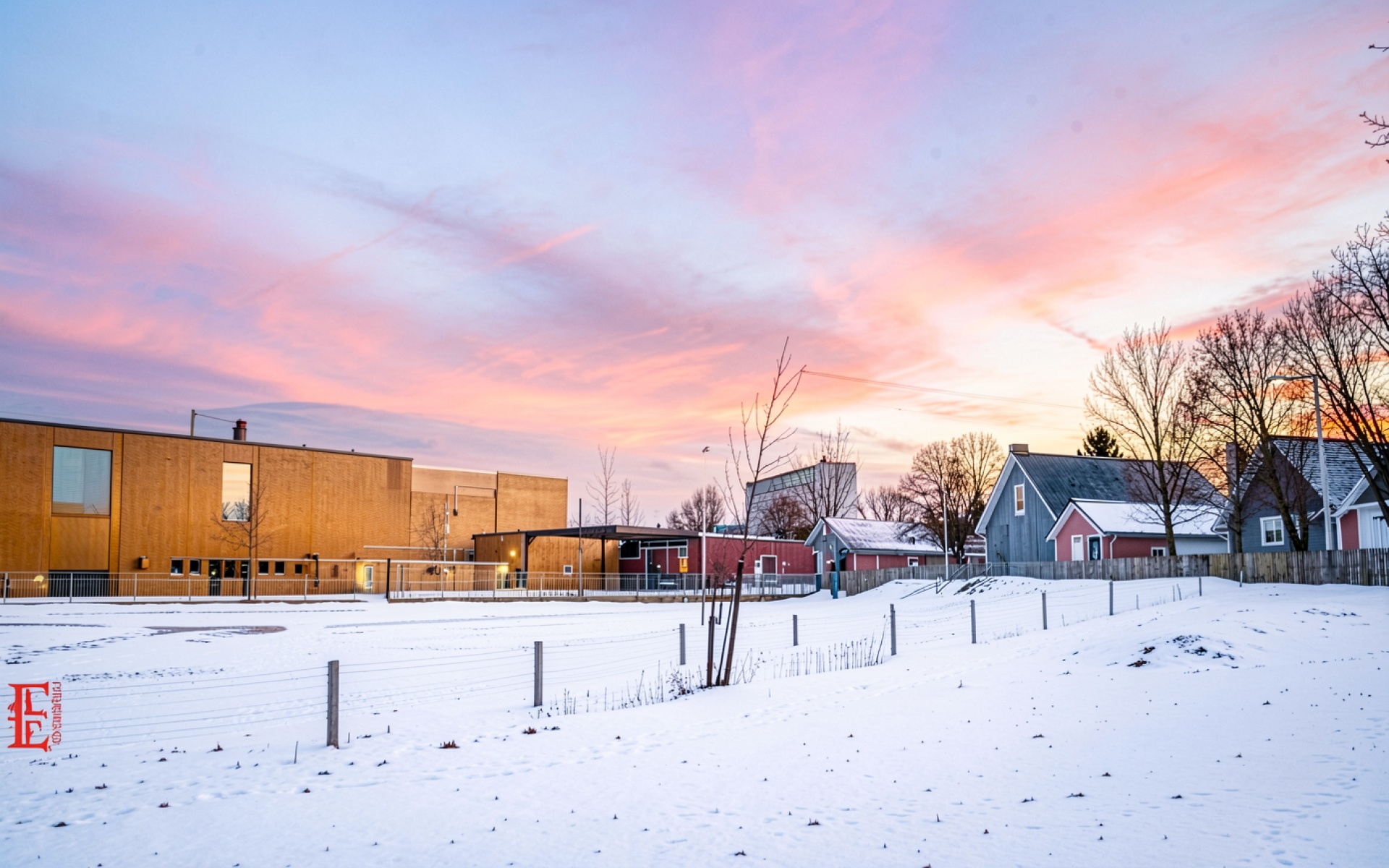 Зимний пригород с розовым закатным небом