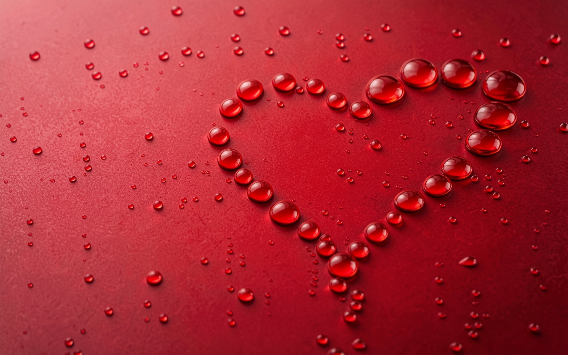 Красные капли воды в форме сердца