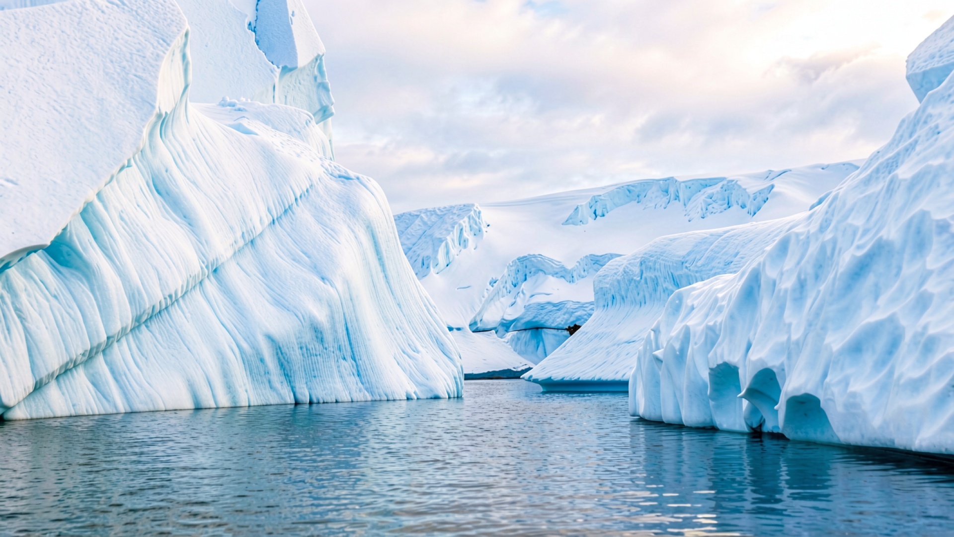 Голубые ледники Антарктиды в зимнем свете