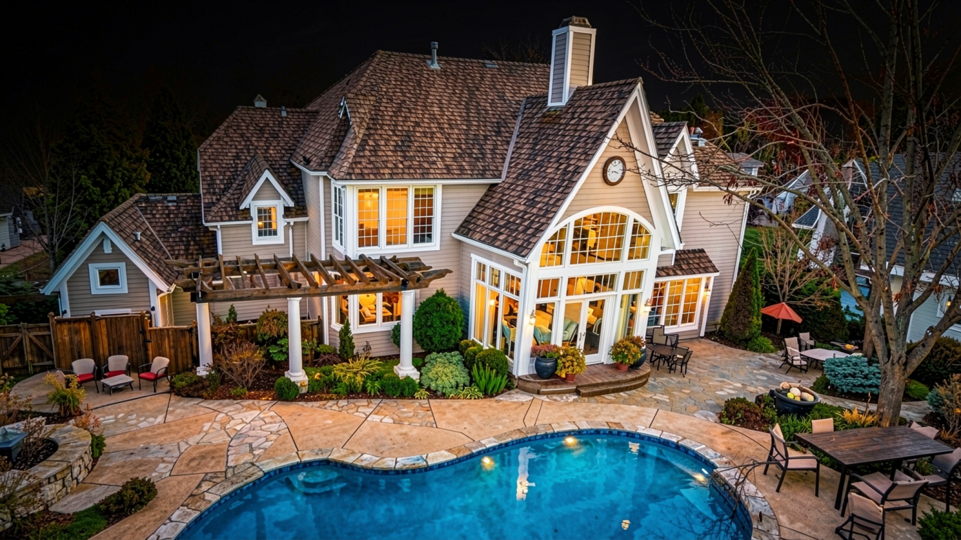Роскошный загородный дом с бассейном ночью