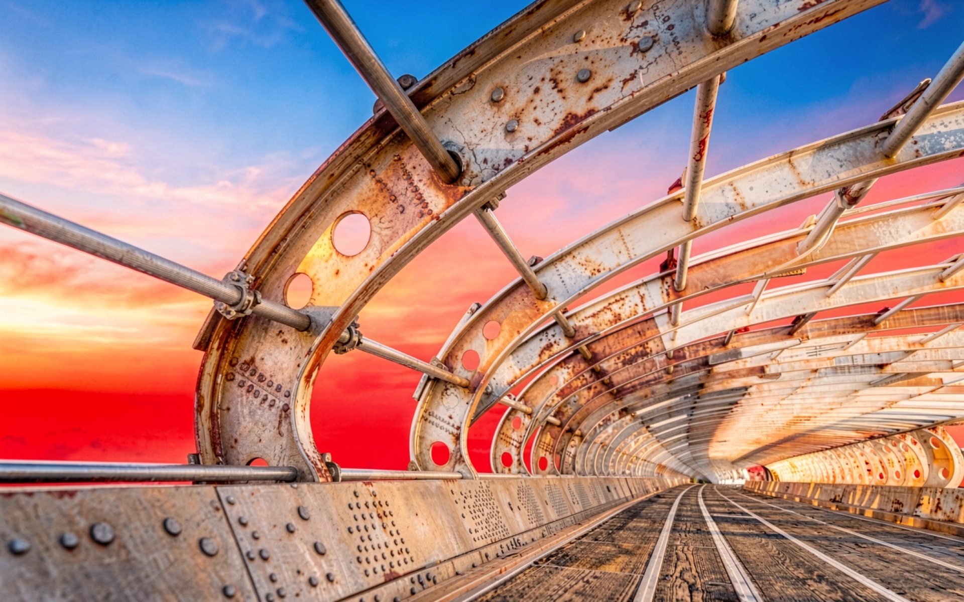 Старый металлический мост в лучах заката