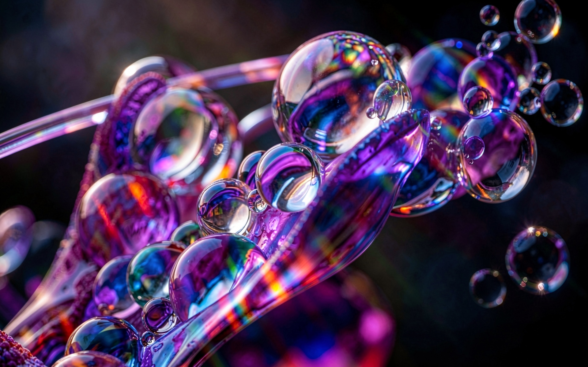 Фиолетовые стеклянные сферы в темном абстрактном пространстве