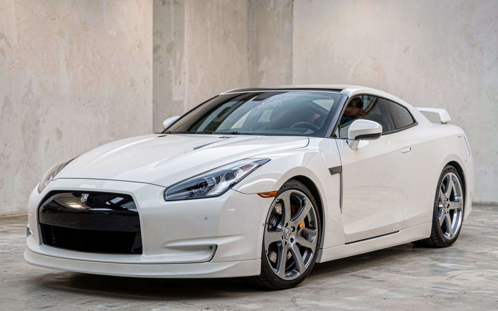 Белый спортивный автомобиль Nissan GT-R в гараже