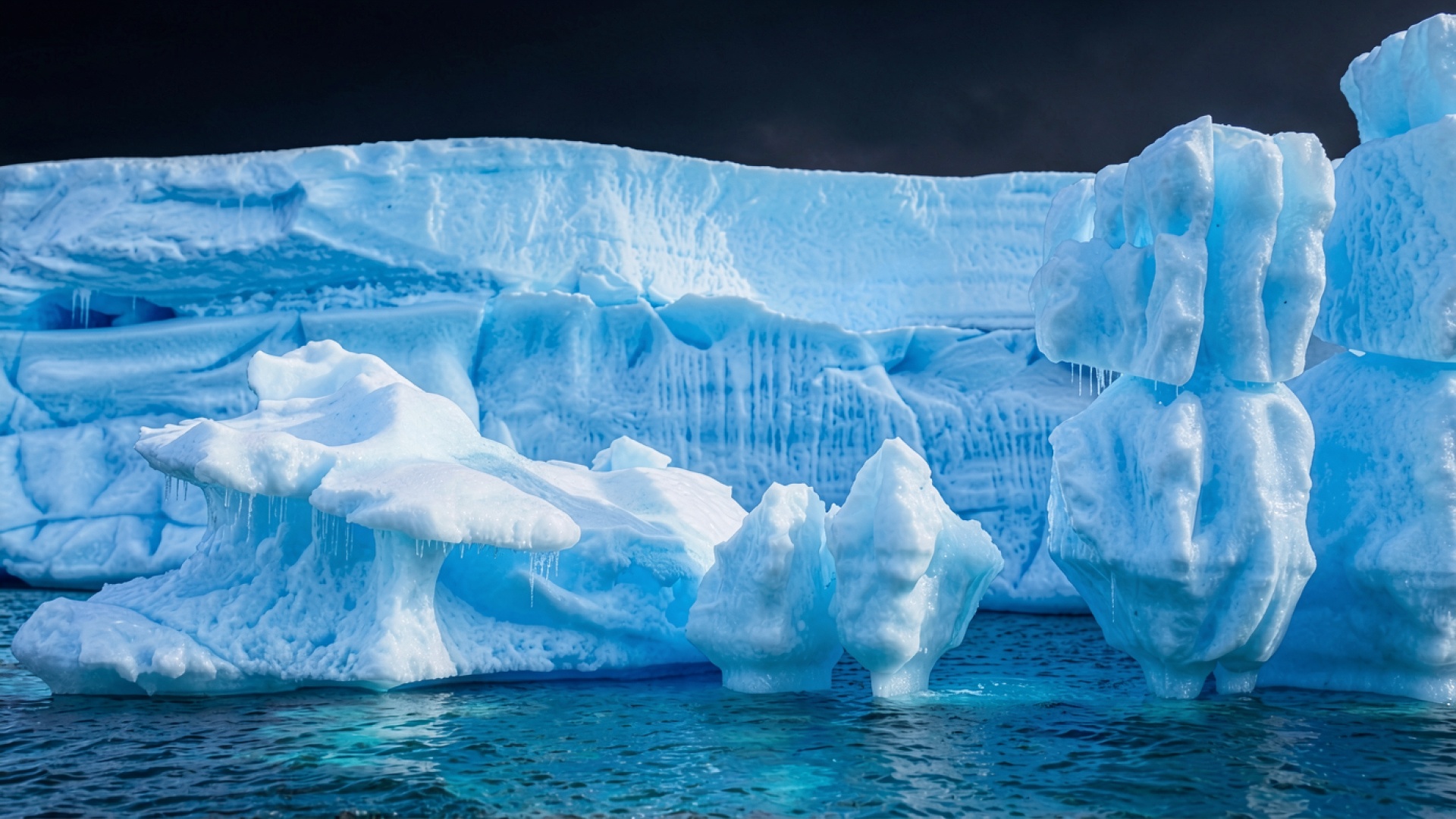 Голубые айсберги в темных водах океана