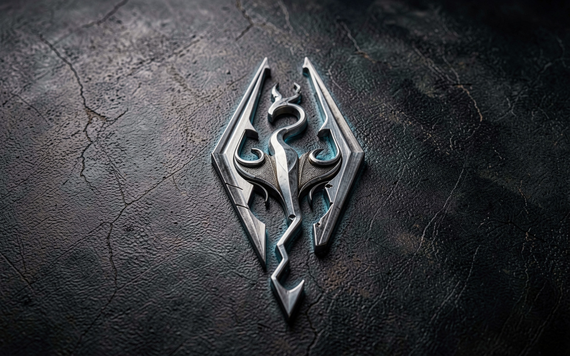 Стальной логотип дракона на темном камне