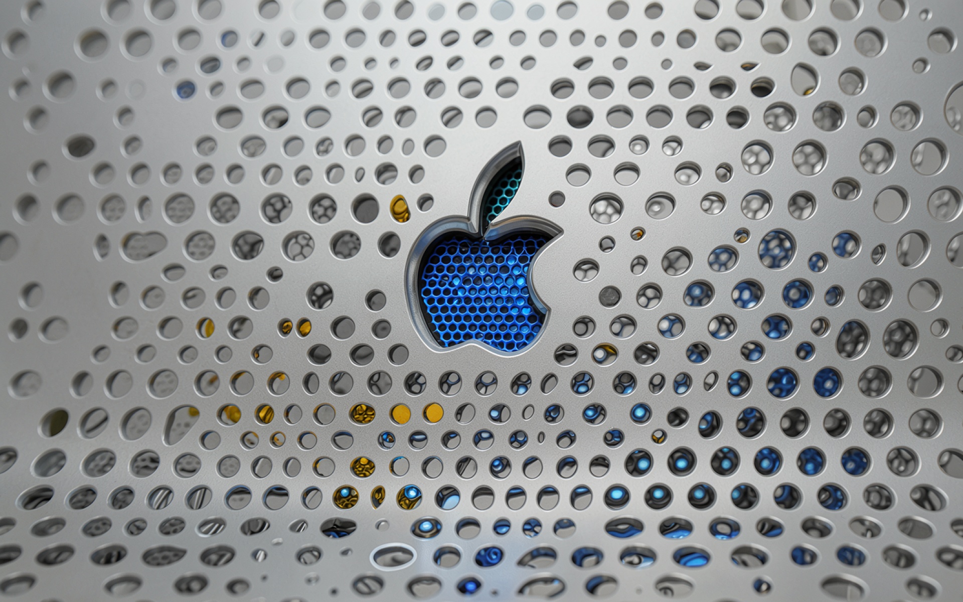 Логотип Apple в серебристом металлическом перфорированном корпусе