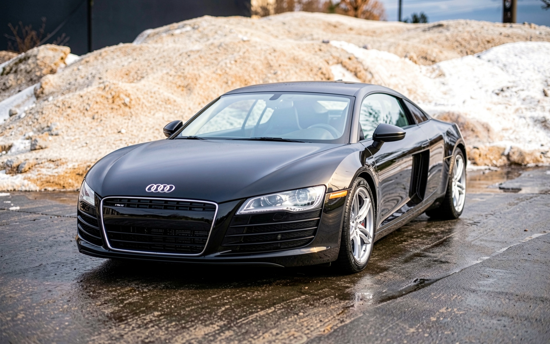 Черный Audi R8 на фоне снега