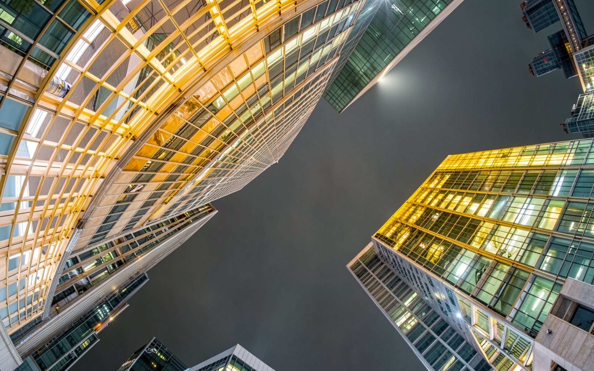 Ночные небоскребы с желтой подсветкой в городе