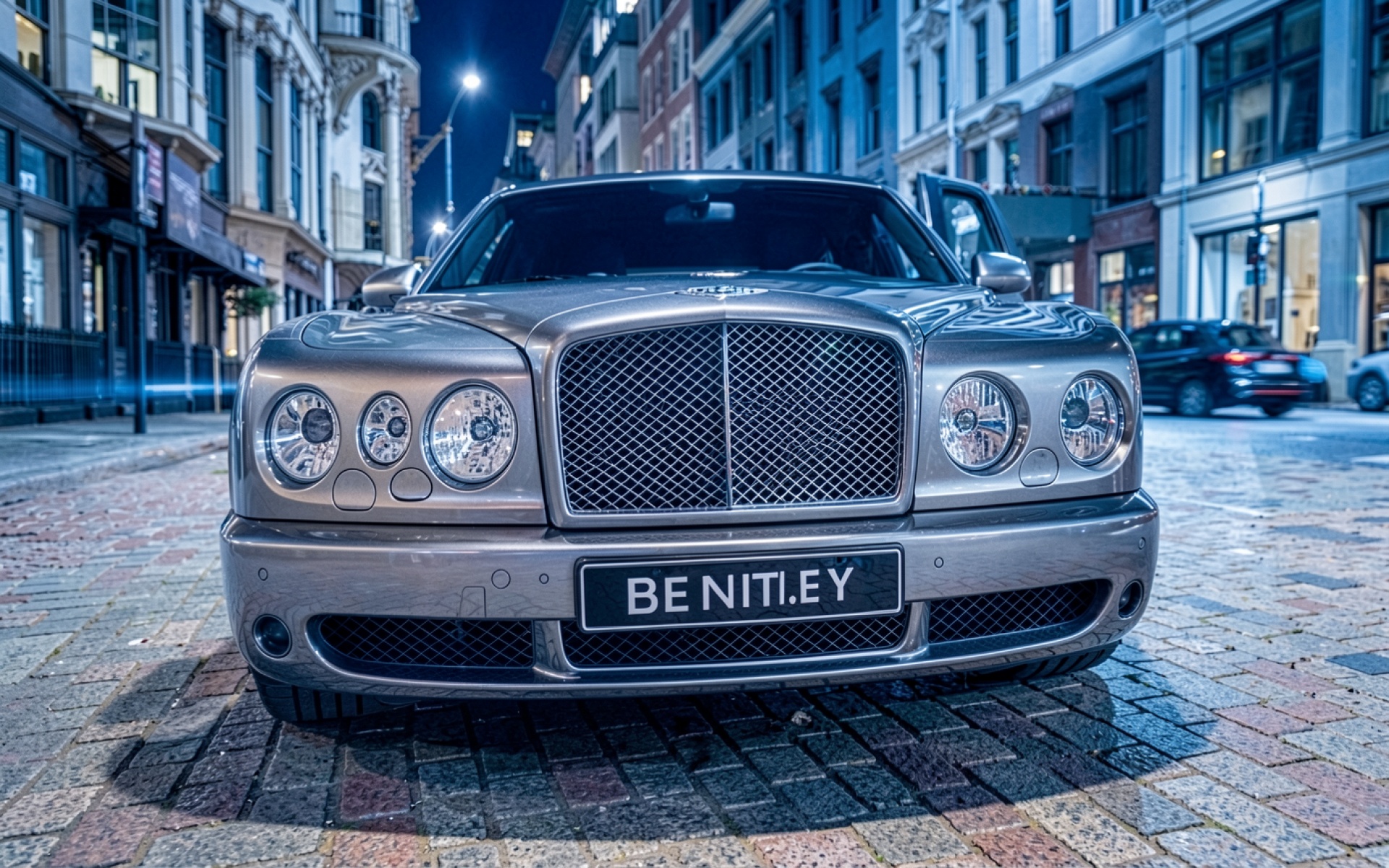 Серебристый Bentley Mulsanne на ночной городской улице
