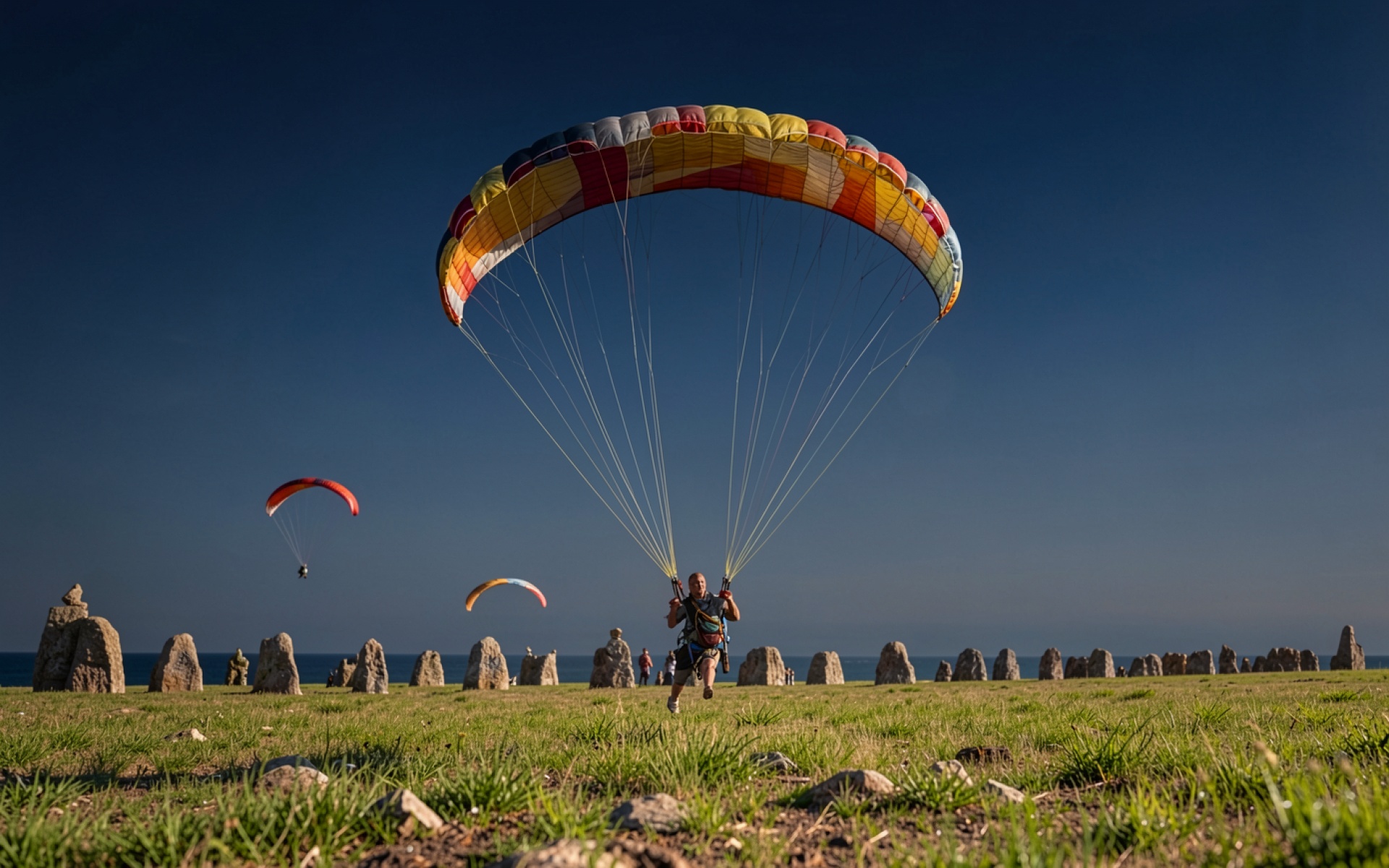 Парапланерист в небе над древним каменным кругом