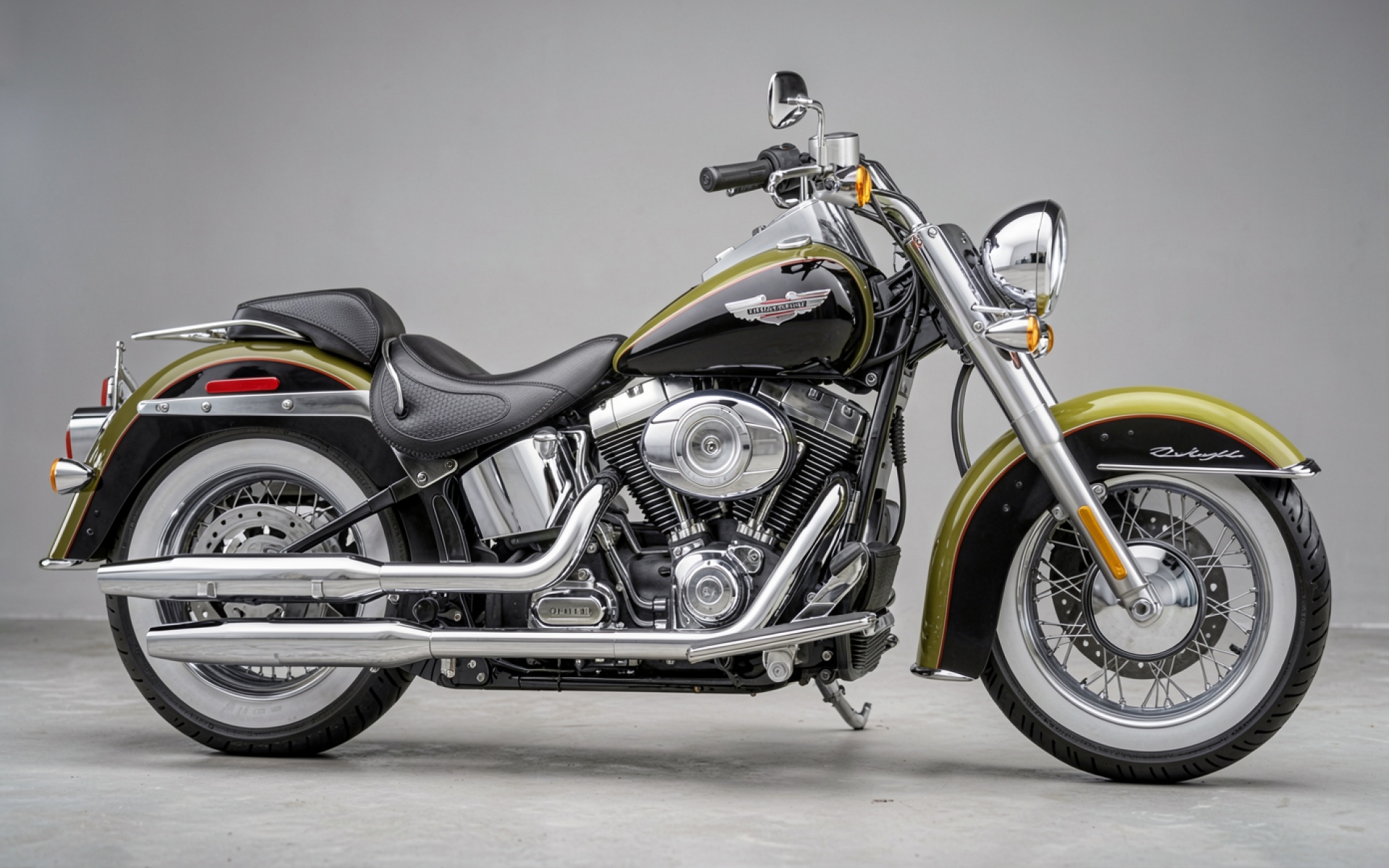 Мотоцикл Harley Davidson оливковый цвет студийный фон