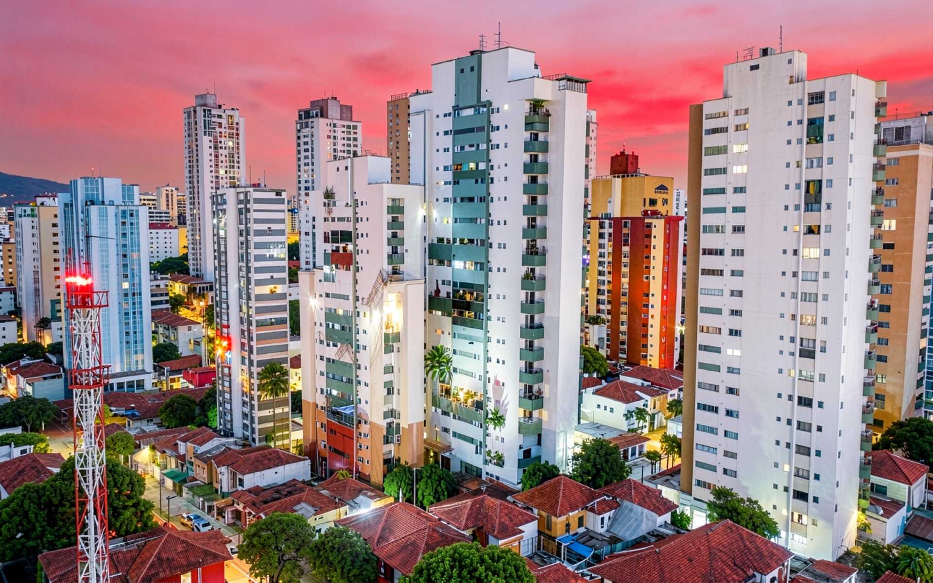 Городской пейзаж с высотными зданиями в закатном небе