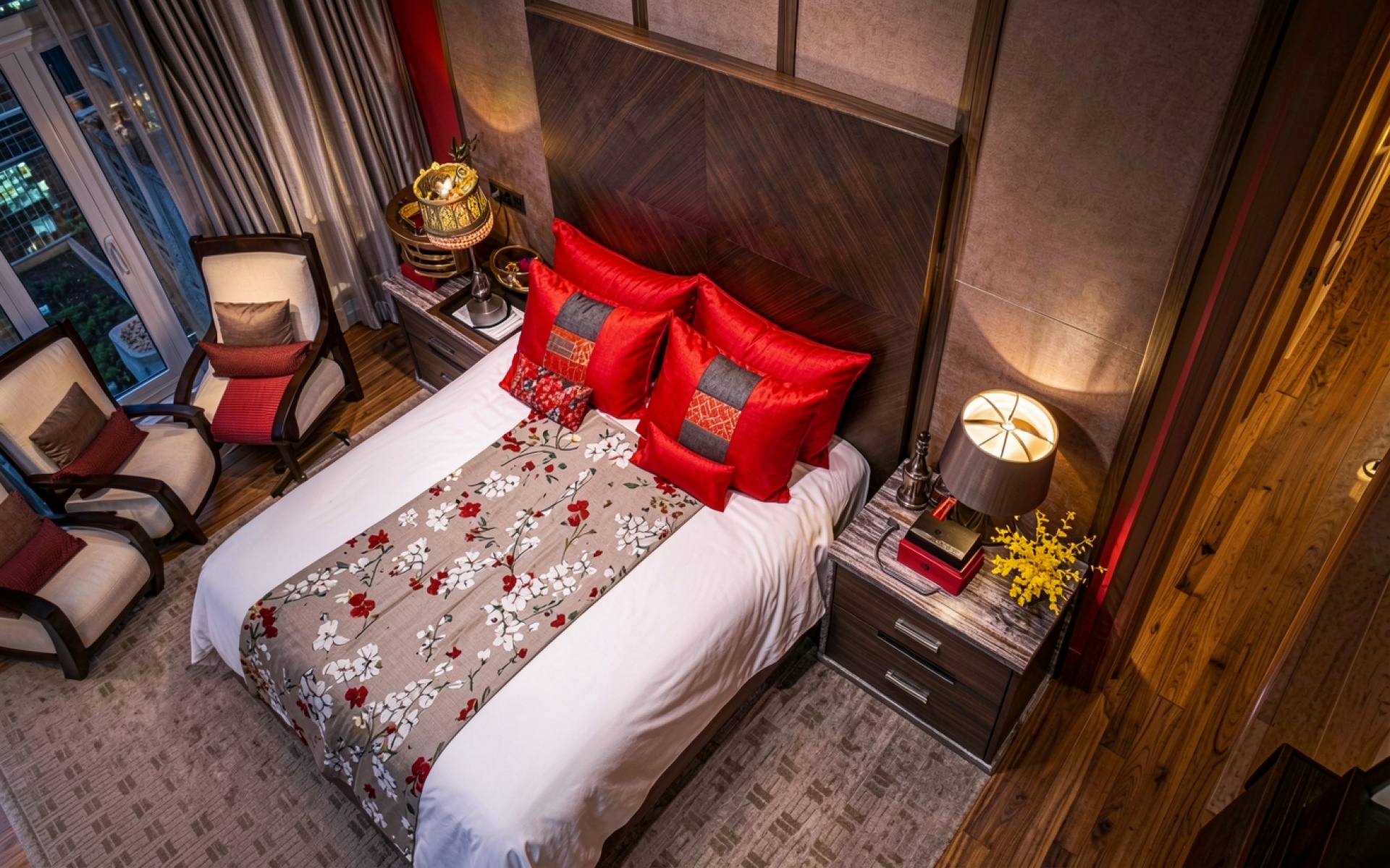 Интерьер спальни с красными подушками и кроватью