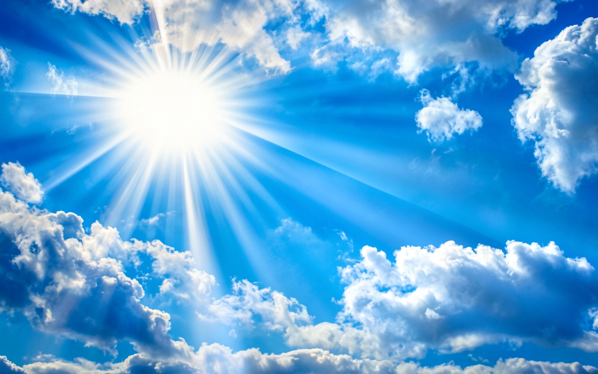 Яркое солнце в голубом небе с облаками