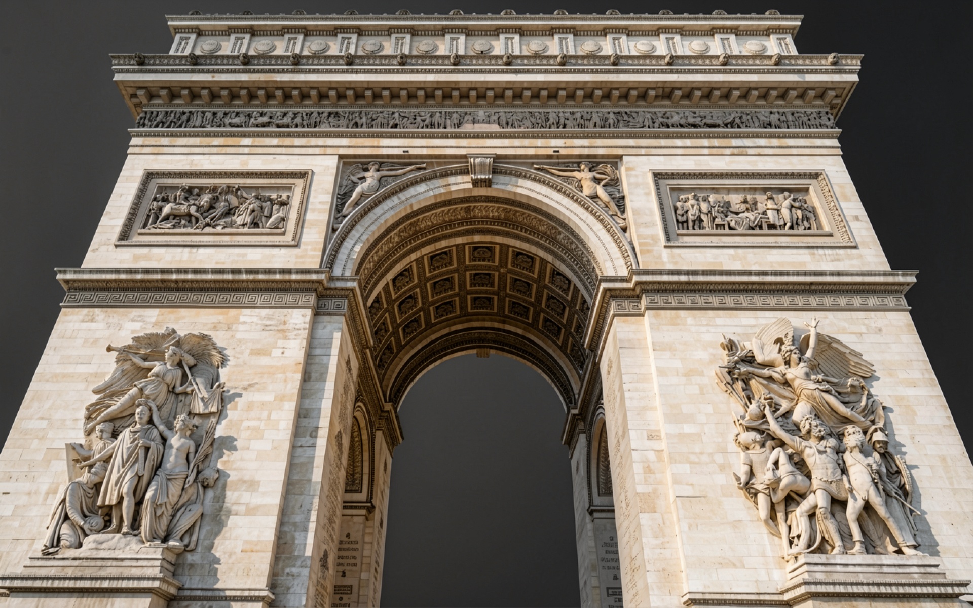 Триумфальная арка Парижа бежевый камень серый фон