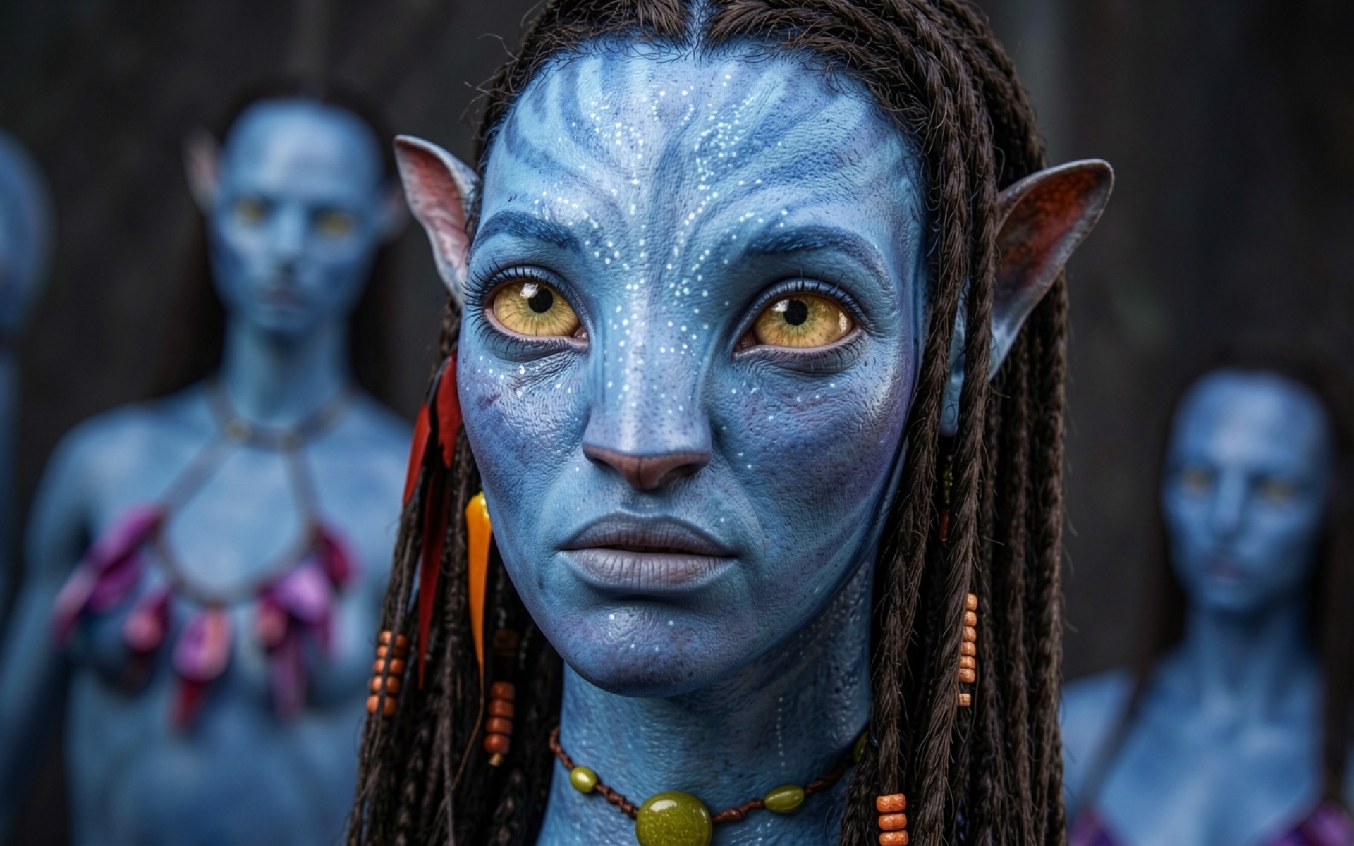 Портрет девушки Нави синего цвета в джунглях