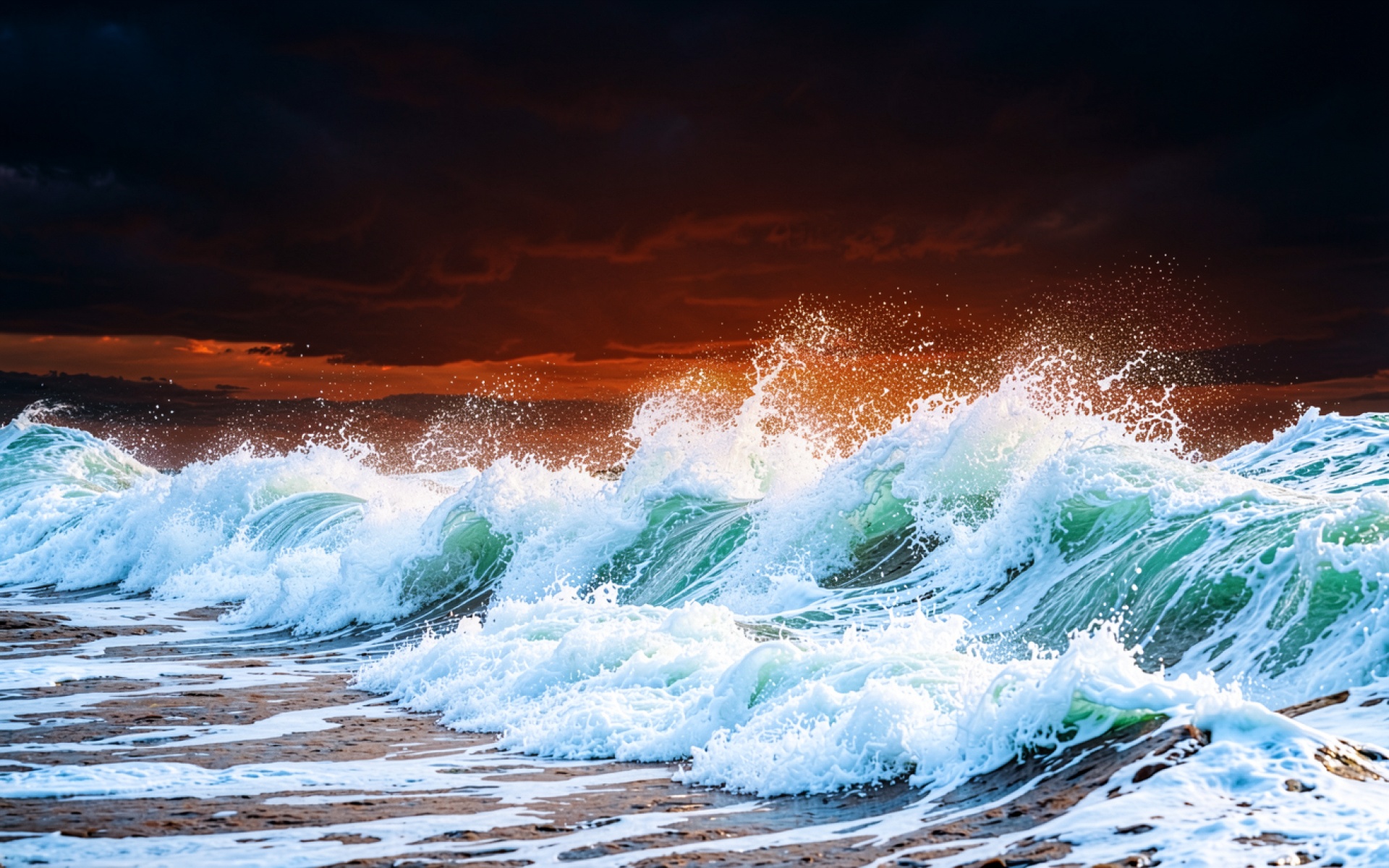 Бирюзовые морские волны на фоне темного заката