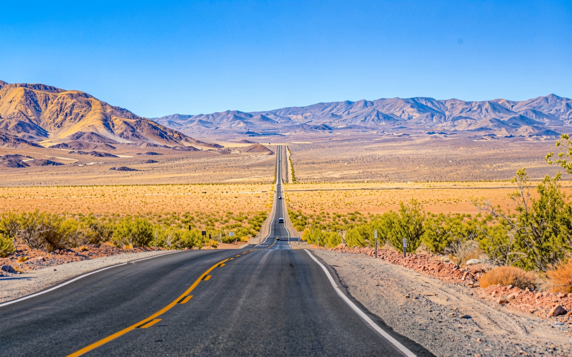 Прямая дорога через пустыню к синим горам