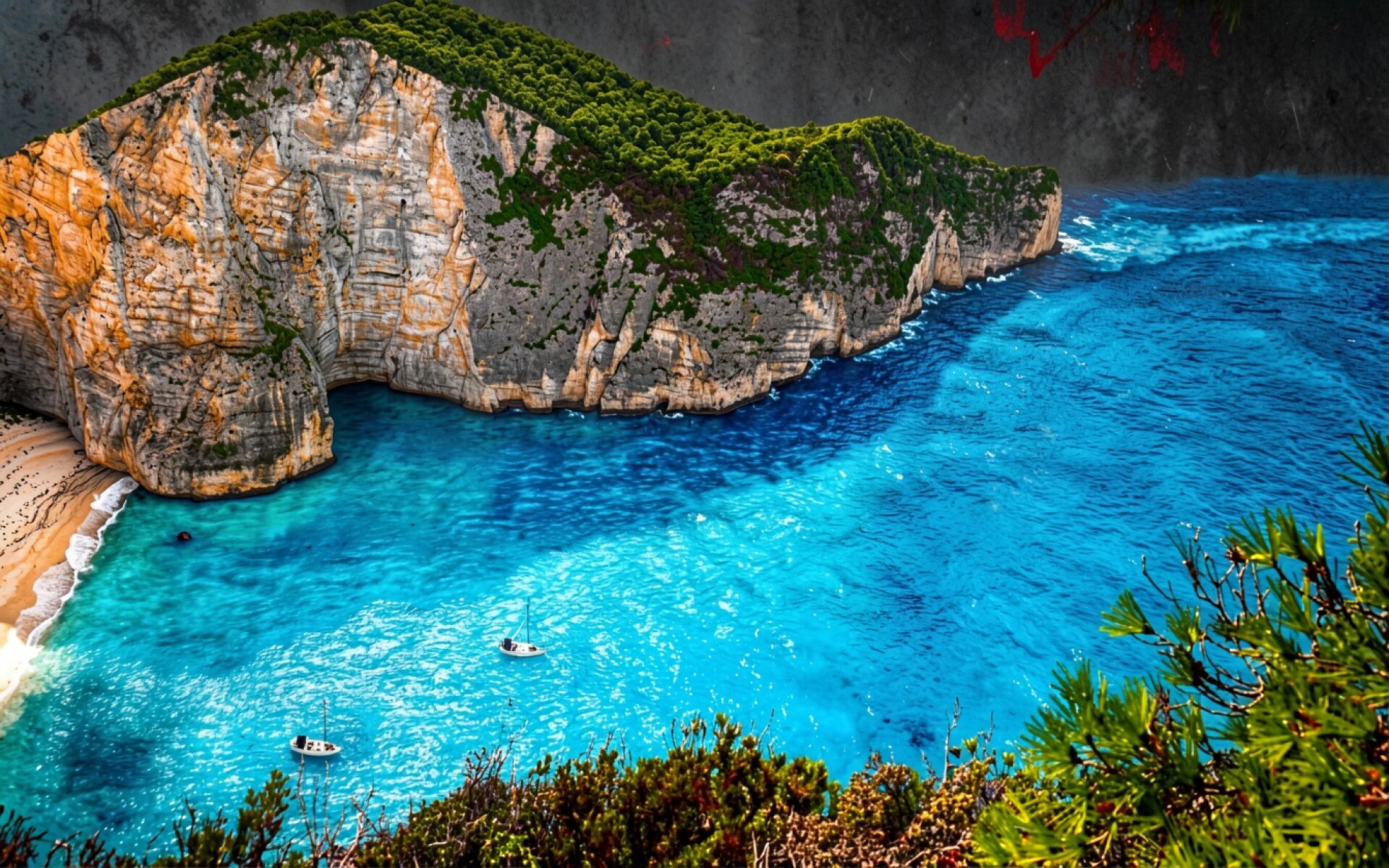 Бирюзовая бухта с белыми скалами и яхтами