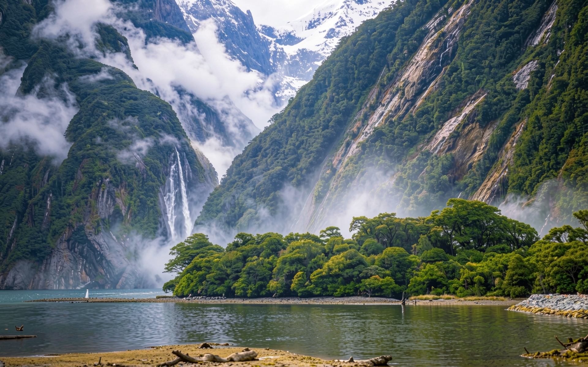 Горный пейзаж с водопадом в тумане